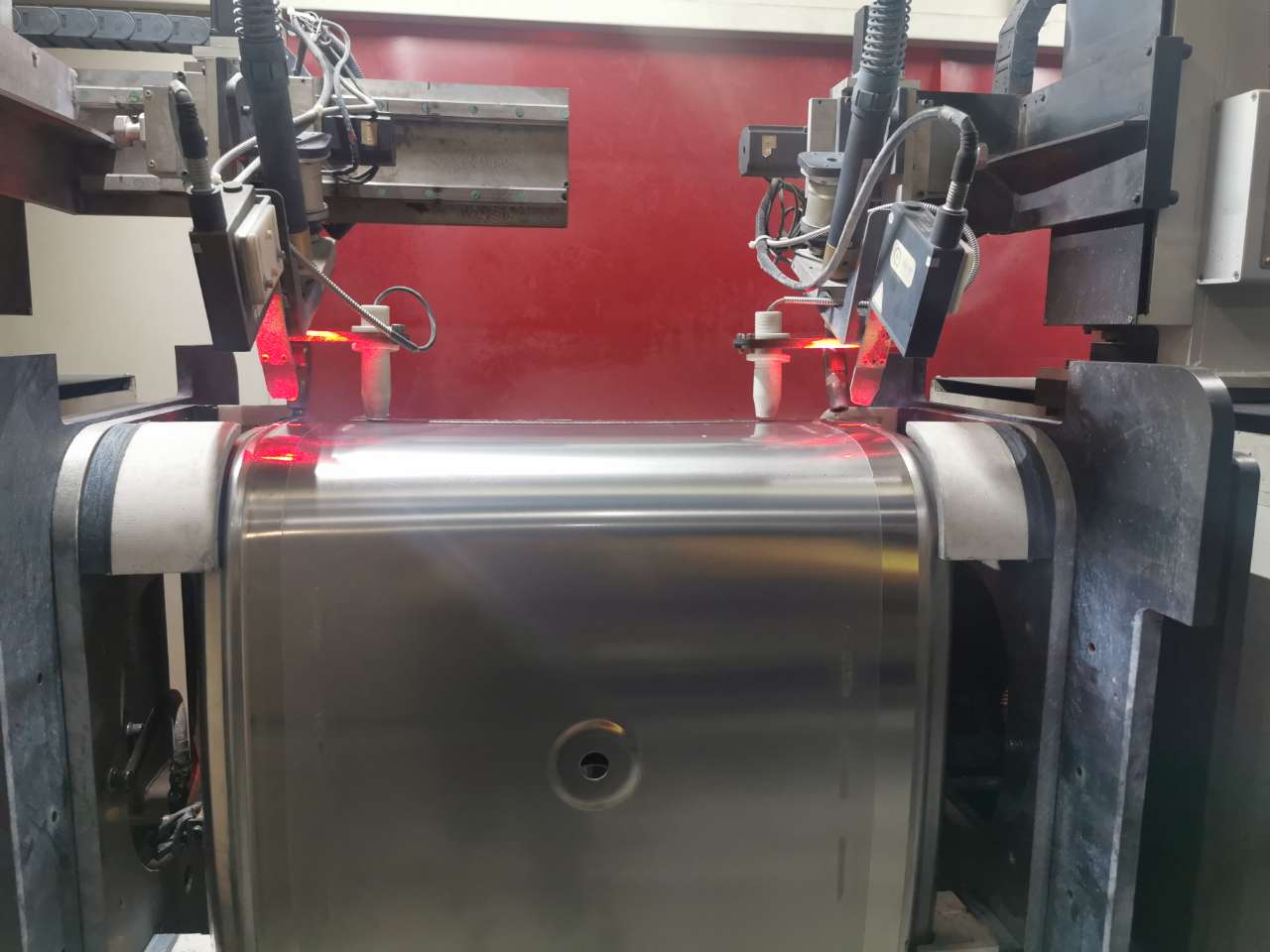 激光焊縫跟蹤器與傳統(tǒng)焊縫檢測(cè)方法的對(duì)比